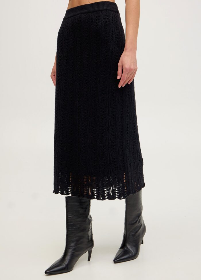 Чорна спідниця міді з ажурним візерунком 5103