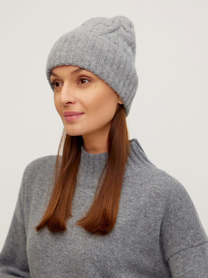 ШАПКА СВІТЛО-СІРА тепла в’язана з вовни ягняти 4141