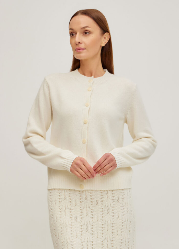 Жіночий базовий молочний в’язаний жакет кардиган на ґудзиках 5106