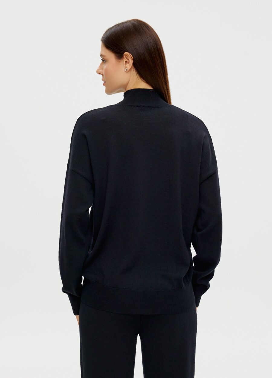ДЖЕМПЕР ЧЁРНЫЙ из 100% шерсти мериноса с высоким воротником 6053-Джемпера_Коллекции_3